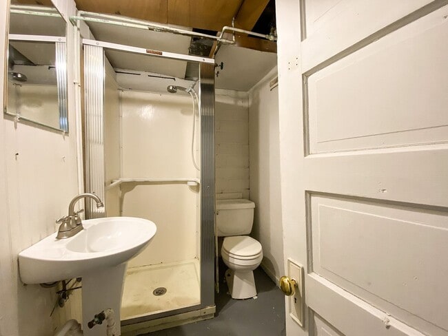 Building Photo - 4 Bedroom House Near Campus