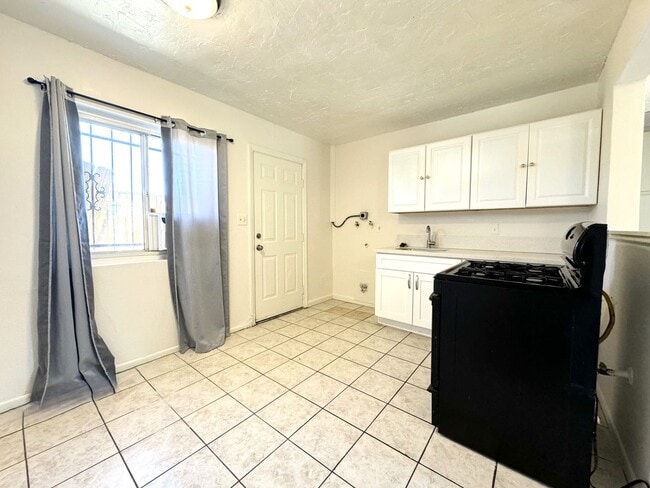 Building Photo - COMING SOON!! 2 Bed / 1 Bath Apartment in Palm Springs!!