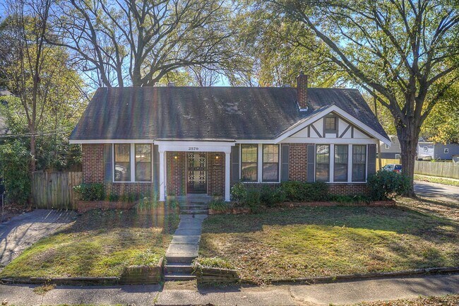 Building Photo - Gorgeous, renovated Midtown 3/1.