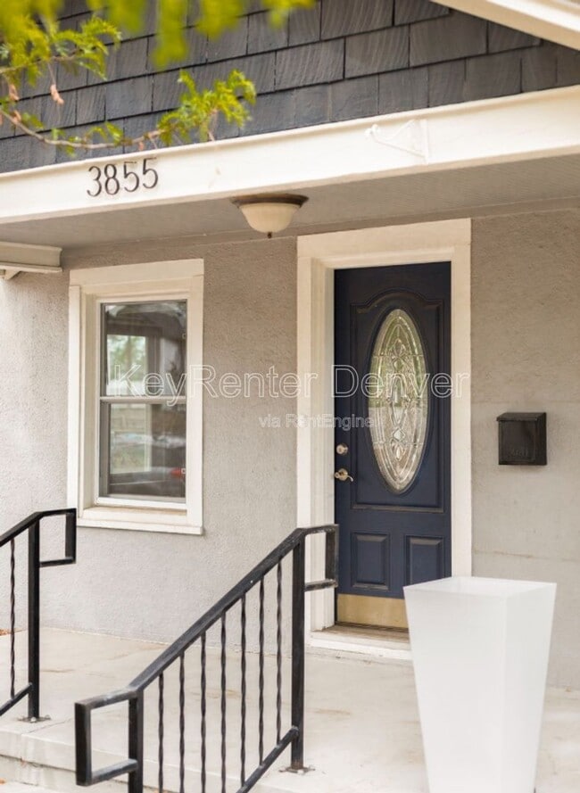 Building Photo - 3855 Cook St