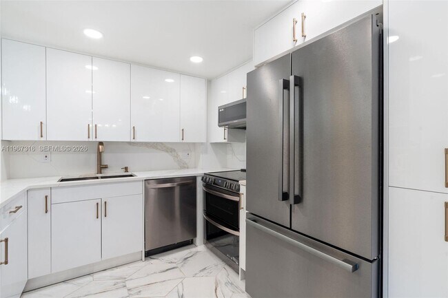 Building Photo - 1985 S Ocean Dr