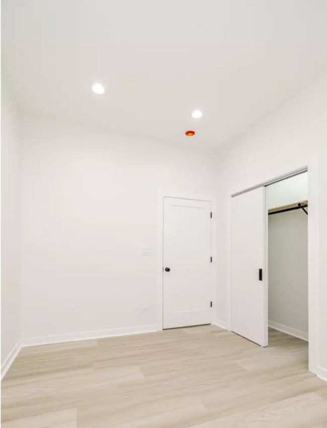 Building Photo - Humboldt Park Gorgeous and Modern 3b/2b