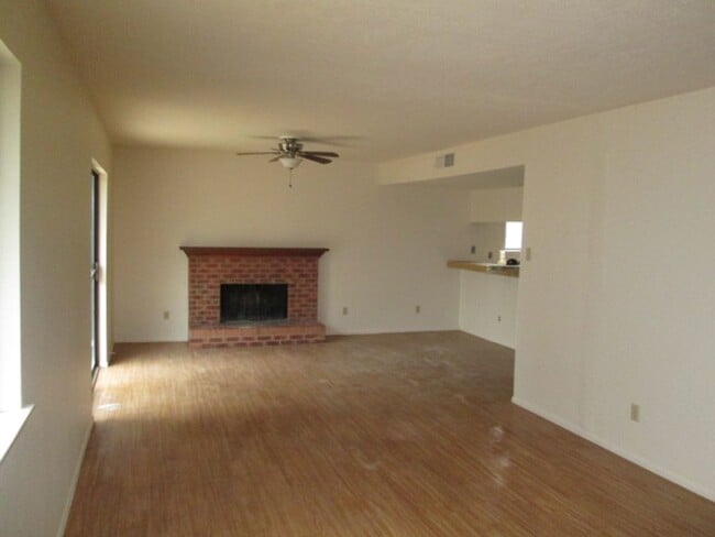 Building Photo - Available Now In Taylor Ranch!