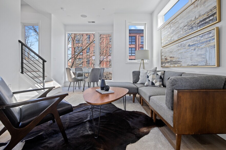 Large living area - 808 13th St NE