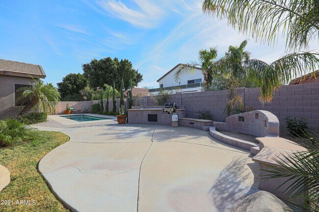Building Photo - Gorgeous fully upgraded single level 4 bed home with private pool in North Peoria