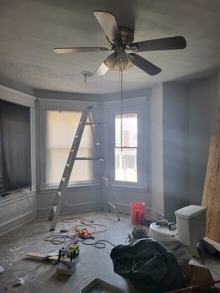 Building Photo - 643 N Peach St