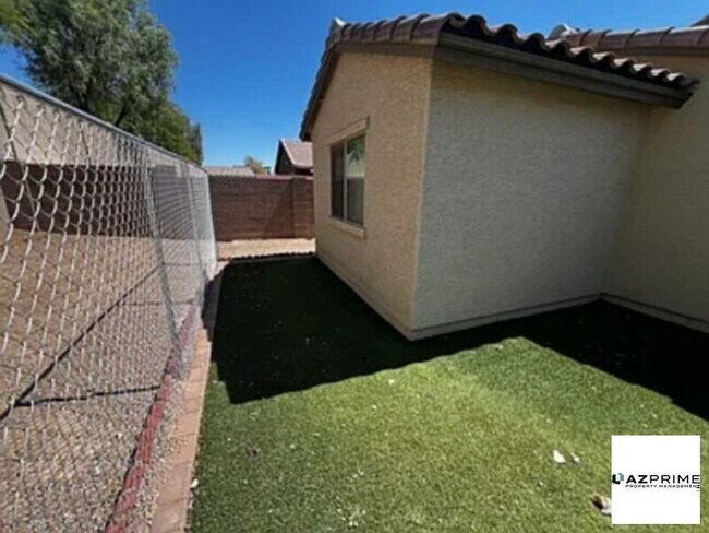 Building Photo - Nice Home