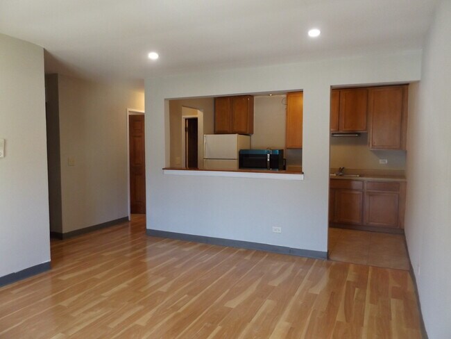 Building Photo - 710 W Huntington Commons Rd