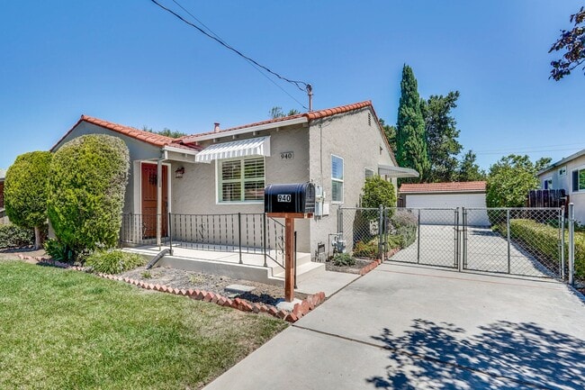 Building Photo - 1940's Quaint 2 Bedroom Single Story Home off of Hedding Street with Modern Amenities & Great Bac...