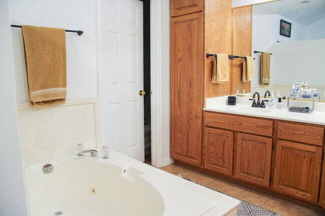 Building Photo - "Spacious 4-Bed, 3-Bath Townhouse Retreat ...