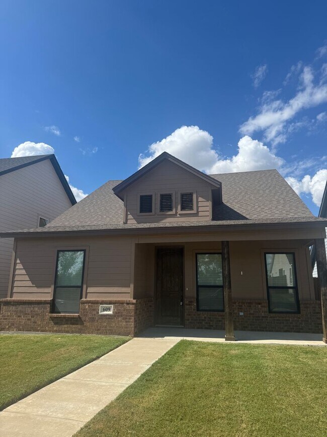Building Photo - 3/2/2 Open Concept - Private patio - GODLE...