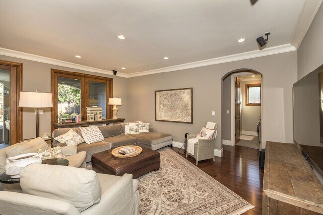Building Photo - 5 Bed, 4.5 Bath Executive Home w/ Designer...