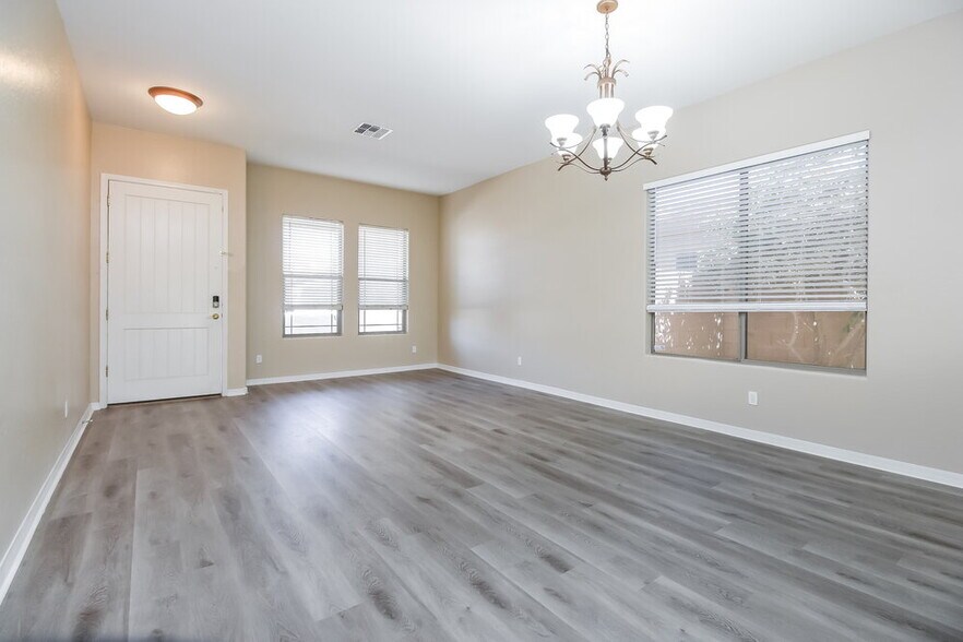Building Photo - 513 W Remington Dr