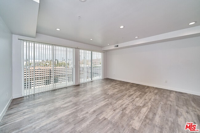 Building Photo - 601 W 41st Pl