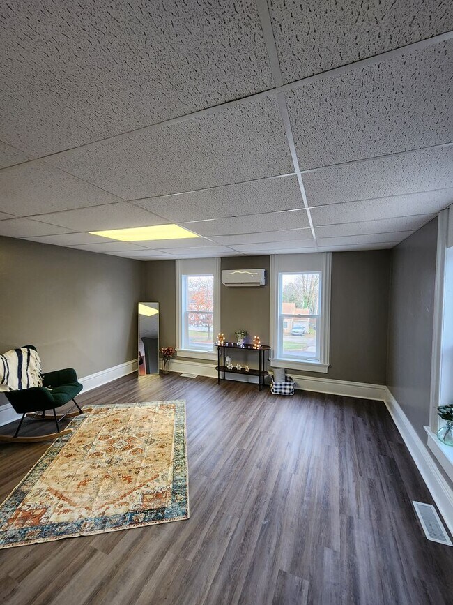 Building Photo - Large one bedroom one bath upstairs apartment