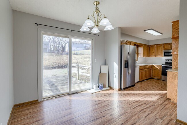 Building Photo - Conveniently Located 3 Bedroom Bellevue Home!!