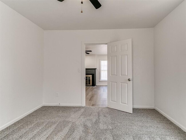 Building Photo - 2204 N Hood St