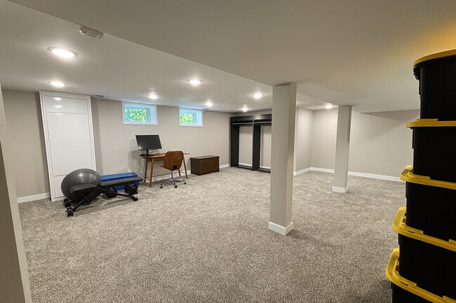 Building Photo - Rare Minnehaha Parkway rental under 5k! Be...