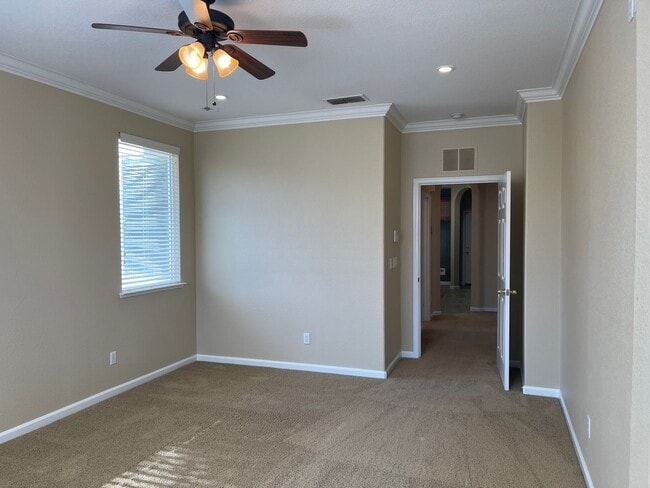 Building Photo - Large, Clean, Neat 3 Bedroom, 2 Bathroom 1900 sqft. Anatolia Home for Lease.