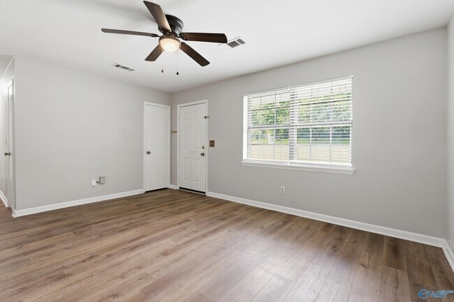 Building Photo - 102 Greenwood Cir