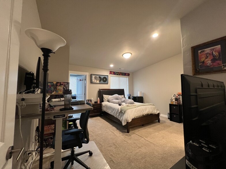 Building Photo - 5565 SE 80th Ave