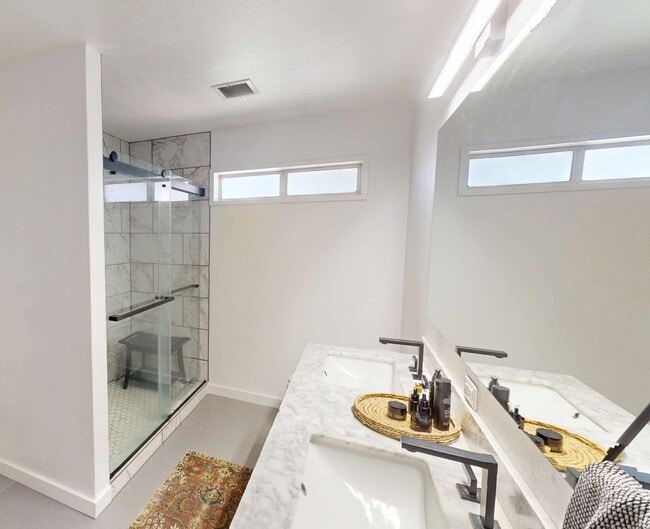 Building Photo - 3 Bedrooms, 2 Bath House