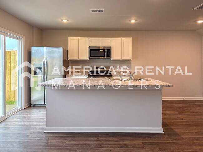 Building Photo - Escape to Lakeside Living in Lincoln! Available to View Now!!!