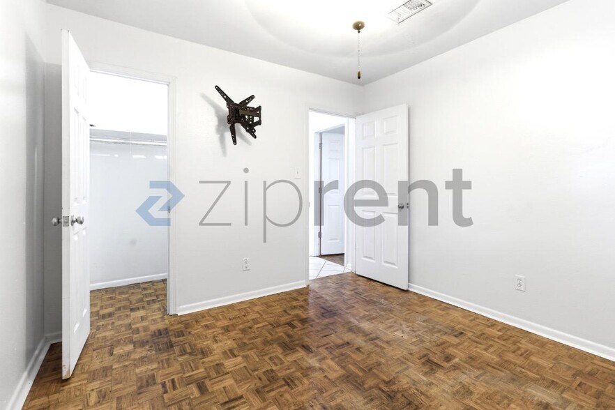 Building Photo - 918 E Montclair Rd