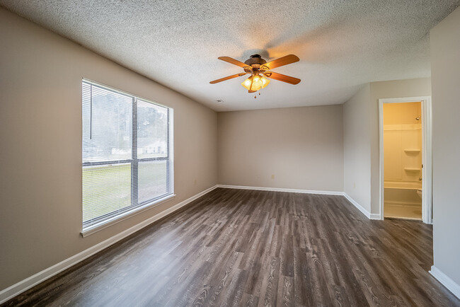 Building Photo - Four Bedroom Home in Summerville, SC!