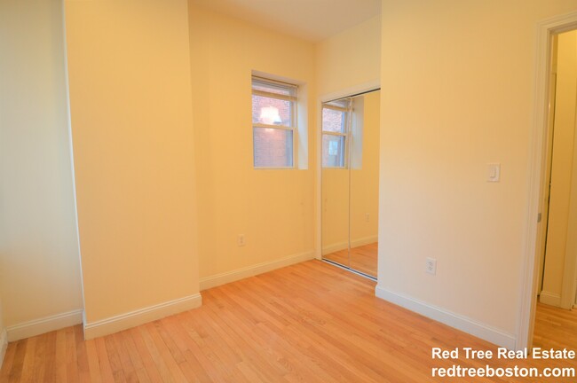 Apt 4 - 1803 Beacon St