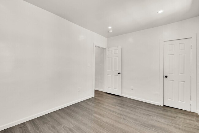 Building Photo - 810 Otis Pl NW
