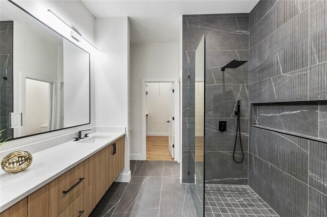 Building Photo - 582 Hope St SW