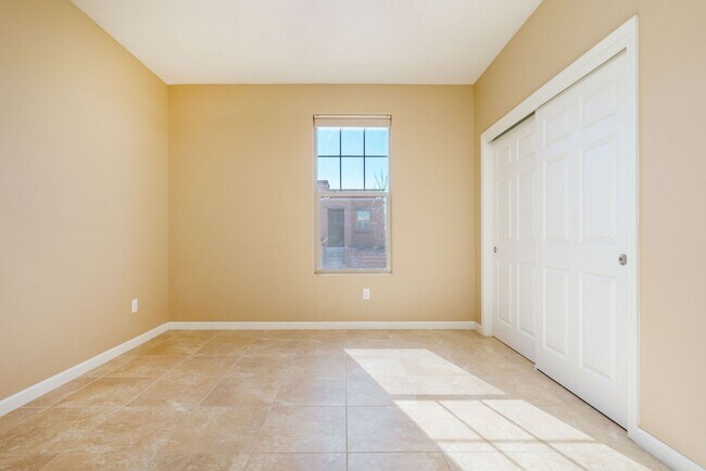 Building Photo - UNFURNISHED Gorgeous 2 Bedroom Home in Ran...