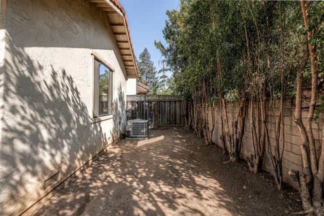 Building Photo - 161 Bender Cir