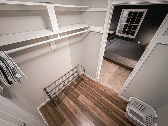 Building Photo - Beautiful 2 Bed 1 Bath Condo With A Balcony In Desired Cardinal Forest