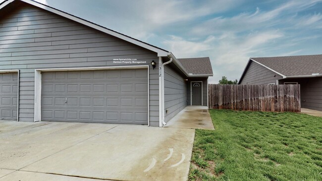 Primary Photo - 3 Bed 2 Bath Duplex Unit Near 13th & Zoo Blvd