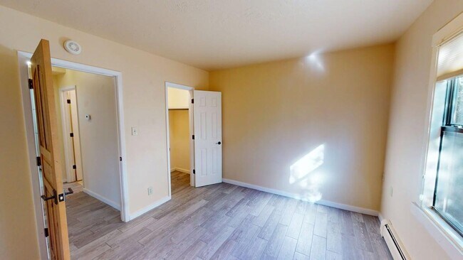 Building Photo - Light and Bright, Great Location
