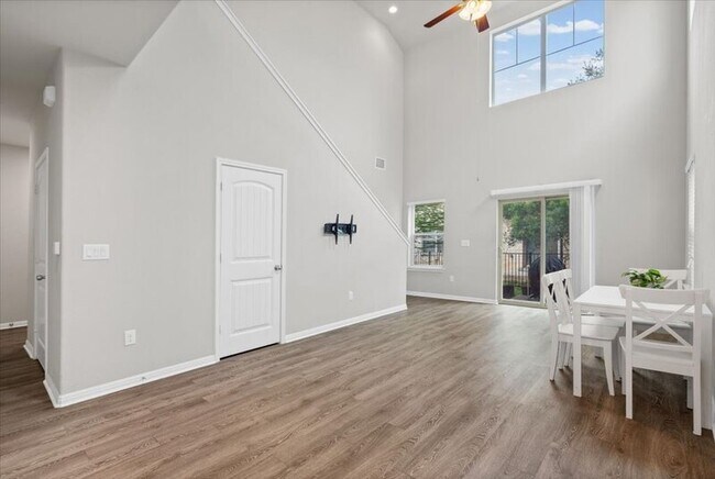Building Photo - 516 E Slaughter Ln