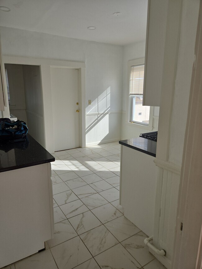 Building Photo - 10 Emrose Ter