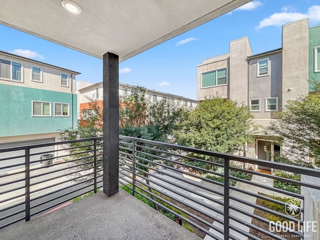Building Photo - Beautiful 4BD/4BA Townhouse in Otay Ranch ...