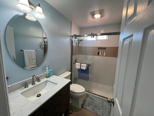 Building Photo - Home minutes from the beach