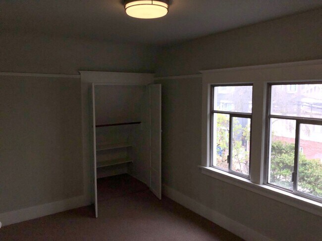 Building Photo - University Duplex