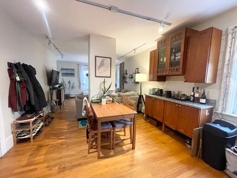 Building Photo - 2 Hagar St