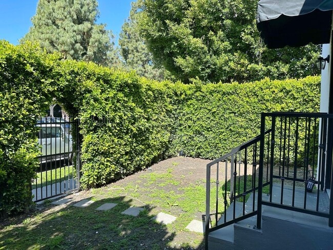 Building Photo - 358 N San Vicente Blvd