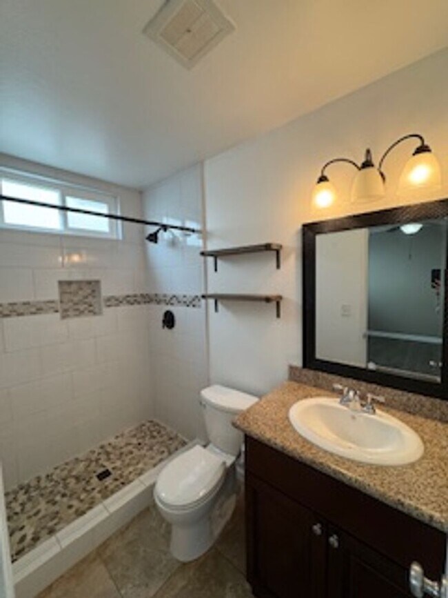 Building Photo - Charming 3 Bedroom 2 Bathroom Home Available for Rent!!