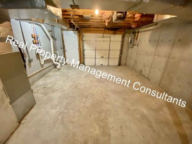 Building Photo - Redbud Ridge 7