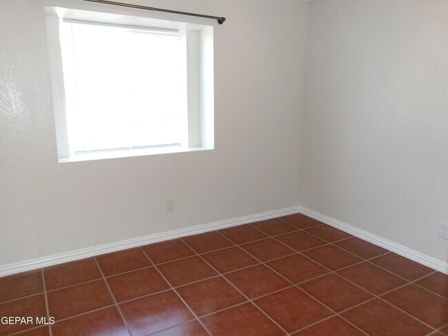 Building Photo - 733 Colchester Dr