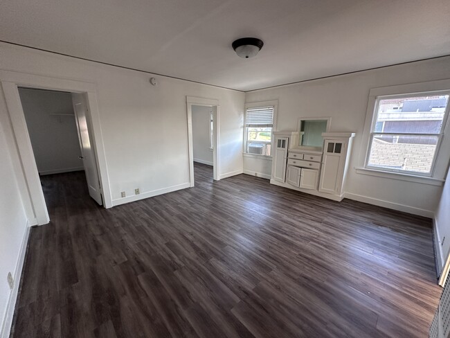 Living Room w/ built-in - 2310 3rd St