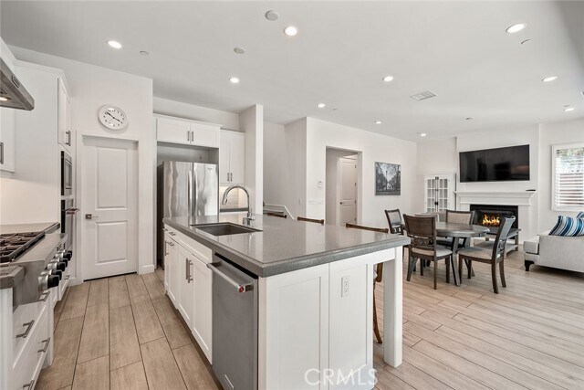 Building Photo - 77 English Saddle