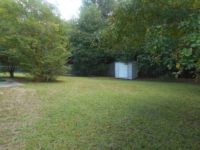 Building Photo - 3 Bedroom 2 Bath W/ Flex Room Pepperidge